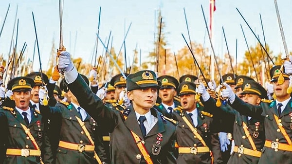 'Kılıçlı yemin' tartışmaları sonrası ordudan ihracı istenen Atatürkçü teğmenlerle ilgili de açıkalamalarda bulunan Cumhurbaşkanı Erdoğan şöyle devam etti: 👇🏻