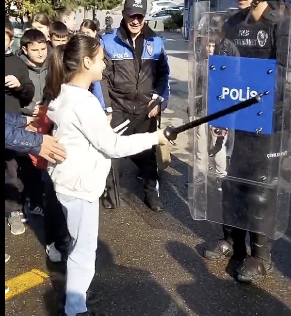 Zonguldak’ta öğrenciler için Emniyet gezisi düzenlendi. Çocuklar Emniyet Genel Müdürlüğü’ne götürülerek polis memurlarıyla bir araya geldi. Mesleklerine dair konuşma fırsatı buldu.