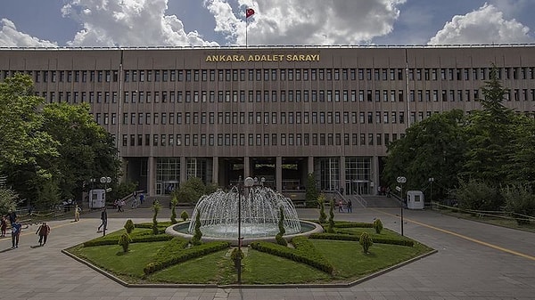 Ankara Adliyesi’nde görevli bir hakim ve savcı ile birlikte Yargıtay’da tetkik hakiminin karıştığı yasak aşk skandalının detayları ortaya çıktı.