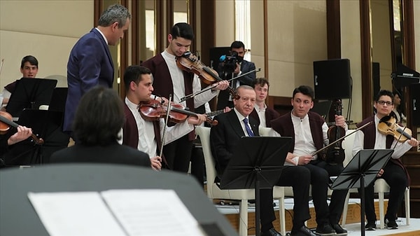 "Kültürel inkar politikalarının en büyük zararı maalesef zihinlerde oldu" diyen Erdoğan, "Bugün Avrupa'nın, Amerika'nın, uzak doğu ülkelerinin müzik listelerini ezbere bilen, sanatçılarını tanıyan ama kendi tarihinden birkaç bestekarın, aşığın, söz ve saz üstadının ismini bilmeyen insanlarımızı gördükçe belli bir döneme damgasını vuran inkar politikalarının yol açtığı tahribatı çok daha net görebiliyoruz" dedi.