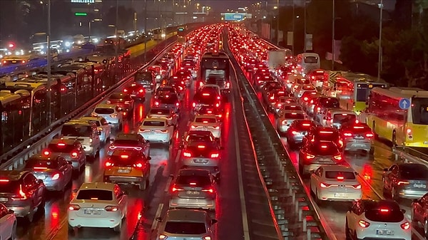 İstanbul'un trafik problemi, olumsuz hava koşullarıyla birlikte son dönemlerde daha çok konuşulmaya başladı.