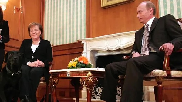 Merkel, Rusya’yı ziyareti sırasında Putin ile arasında geçen “köpek korkusu” savaşını şöyle anlattı.