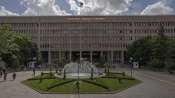 Ankara Adliyesi’nde yaşanan yasak aşk skandalının detayları ortaya çıktı. İddiaya göre, Ağır Ceza Mahkemesi Başkanı olan Y.G., aynı adliyede görevli savcı H.C. ile aşk yaşamaya başladı. Savcının, boşanma aşamasında olduğu Yargıtay hakimi eşi N.C., ikiliyi aynı evde yakalayınca, hakim Y.G. balkondan atladı. Yaşanlar sonrasında savcı H.C., geçtiğimiz günlerde yayınlanan HSK kararnamesiyle Şanlıurfa’ya tayin edildi.