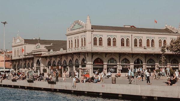 “İstanbul Sürdürülebilir Kentsel Ulaşım Planı (SKUP)” kapsamında hazırlanan uygulamalar hayata geçirilirken planın bir parçası olan “Trafik Sıkışıklığı Fiyatlandırması” ile araç sahipleri, belirli bölgeler için giriş ücreti ödemesi öneriliyor. İlk uygulama alanı olarak pilot nokta Eminönü seçildi. Diğer yoğunluk alanı olarak tespit edilen Kadıköy de pilot projeye dâhil edilecek.