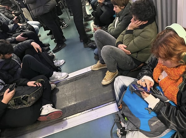 Metroda çektiği bir fotoğrafı paylaşan Türküler Özgül, "Marmaray'daki mutsuz umutsuz ve kederli kalabalık beni tetikledi" diyerek sitemkar bir açıklamada bulundu.