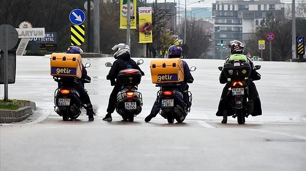 Tomris, son dönemde uyuşturucu baronlarının kurumsal firma kıyafeti giyimli motokuryelere uyuşturucu taşıttığını öne sürdü.  Tomris, kuryelerin bazen de bilmeden uyuşturucu ticaretine aracı olduğunu şöyle anlattı: "Örneğin bir müşteri 'acilen takım elbisemin şu adresten şu adrese gönderilmesi lazım' diye ilan açıyor ve 2 bin lira vereceğini söylüyor. Ve bu takım elbisenin gizli bir yerine uyuşturucu saklayarak, bunu hiç haberi bile olmadan motokuryeye taşıtabiliyor."