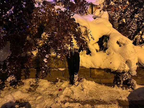 Sinir krizi geçiren kadın ambulansta tedavi edilirken, yanlış anlaşılmanın ardından ekipler normale döndü.