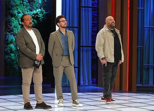 3. MasterChef'te kalan 10 yarışmacı finalist olmak için büyük bir çaba harcıyor. Heyecanın doruklarda olduğu yarışmayla ilgili zaman zaman kurgu iddiaları ortaya atılıyor. Dün akşam yayınlanan bölümde de yine kafa karıştıran bir an yaşandı. Kurgu sırasında Alper ve Semih'in hazırladığı tabaklar karıştırıldı. Dikkatli izleyici bu anı kaçırmadı.