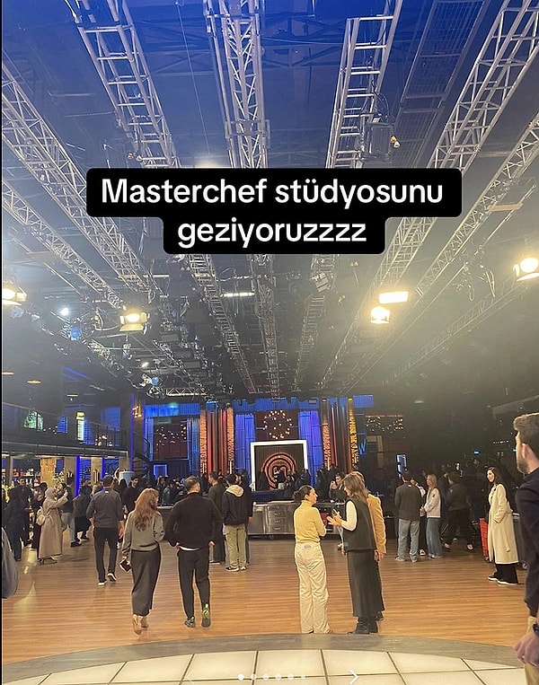 10. MasterChef stüdyosuna giden TikToker Ebrar Akçay, yaptığı paylaşımla gündem oldu. Stüdyonun tüm detaylarını tek tek fotoğraflayan kullanıcı, yaptığı paylaşımla takipçilerini oraya gitmiş gibi hissettirdi. Mehmet Şef'in stüdyoda bulunduğu MasterChef çekim alanının televizyondakinden daha farklı olduğu ve göremediğimiz detayları içeriğimizde derledik. İşte o anlar...