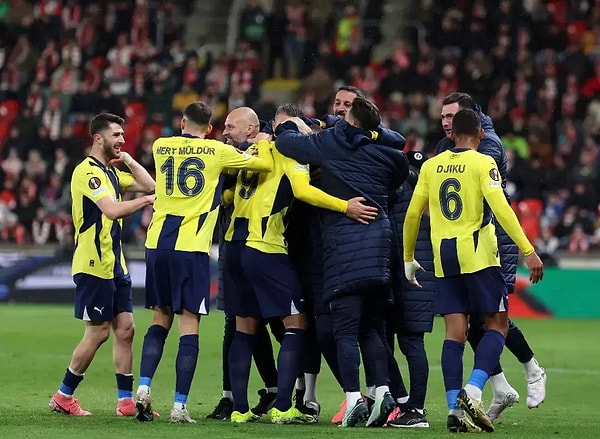 Fenerbahçe'nin galibiyeti taraftarları doğal olarak çok mutlu ederken, bazıları alınan 3 puana rağmen oynanan oyunu eleştirdi.