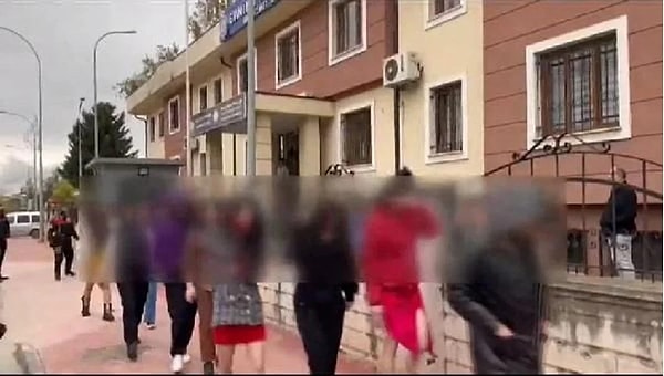 Mağdur, günde yüzlerce kişiyle cinsel ilişkiye girdiğini ve cinsel yolla bulaşan enfeksiyon kaptığını da belirtti. İfadede, bazı ajansların, kızları alıp Dubai’ye ya da Arap ülkelerine götürerek fuhuş bataklığına götürdüğü de yer aldı.