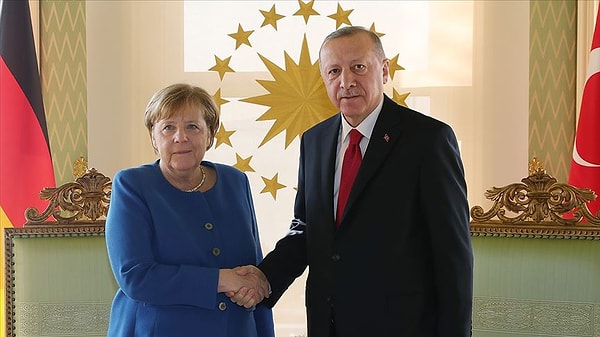 “Cumhurbaşkanı Erdoğan ile göçmen sorununda çalışmanın karşılığı Avrupa’ya vize serbestisi idi” diyen Merkel, “Türkiye olmasaydı, ölümüne yola çıkan insan sayısını azaltmayı başaramazdık. Erdoğan ve Davutoğlu ile görüştük, anlaştık. AB, Türkiye’ye 3 milyar euro verecek, Suriyeliler Türkiye’de kalacak, bu parayla onlara orada okullar, yerleşim yerleri yapılacaktı. Türkiye, kaçak Suriyeliler’e çalışma izni de verecekti” ifadelerini kullandı.