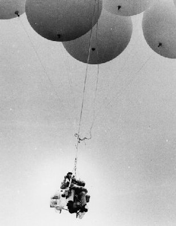 Ticari uçuş yapan uçakların geçtiği bölgede, bir bahçe sandalyesine bağlı balonlarla süzülen bu garip manzara pilotlar tarafından hava trafik kontrolüne bildirildi: