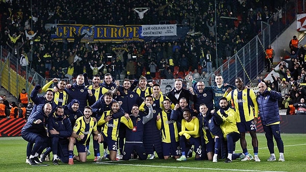 UEFA Avrupa Ligi'nde Slavia Prag deplasmanına giden Fenerbahçe sahadan 3 puanla ayrılarak puanını 8'e yükseltti.