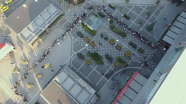 Ülkenin dört bir yanında indirim çılgınlığına dair görüntüler gelirken İstanbul Esenyurt’ta bir AVM önünde oluşan kuyruk ağızları açık bıraktı.