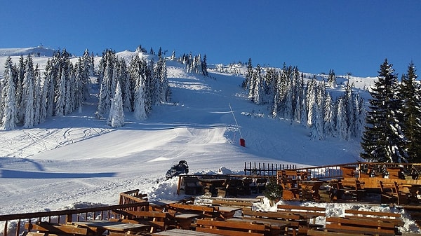 Bosna-Hersek'in Sırp Cumhuriyeti entitesinde Dinar Alpleri'ne bağlı bir dağ olan Jahorina özellikle kayak tesisi ile çok ünlü.