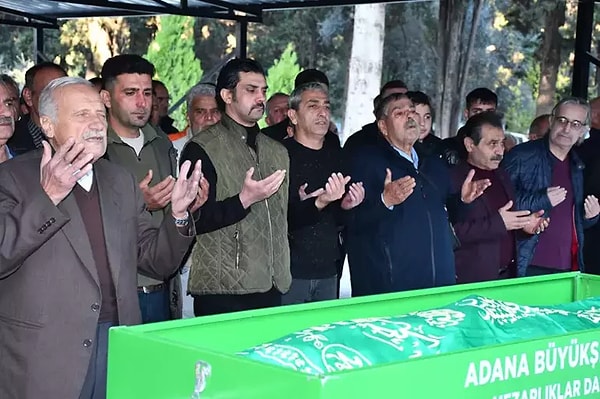 Akkapı Asri Mezarlığı'na götürülen Sabahattin Gürhan'ın naaşı, cenaze namazının ardından toprağa verildi. Cenazeye, şarkıcı Bayhan'ın yanı sıra ailesi ve yakınları ile vatandaşlar katıldı.