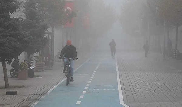 Türkiye'nin La Nina etkisine girdiği ve çok sert bir kışın beklendiği gündemdeyken, Meteoroloji Genel Müdürlüğü'nden dikkat çeken bir uyarı yapıldı. Türkiye'nin Batı ve orta kesimleri için 'azot dioksit' uyarısı geldi. Puslu havayla birlikte kötü koku hissedilecek. İstanbul, Ankara ve İzmir gibi şehirlerden hissedilecek kötü kokunun yarından itibaren daha fazla şehre yayılması bekleniyor.