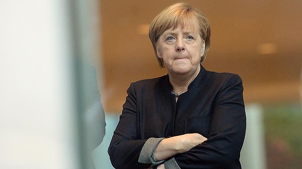 Angela Merkel, tüm dünyanın yakından tanıdığı figür. Almanya’nın ilk kadın şansölyesi unvanına sahip Merkel, 2005-2021 yılları arasında görev yaptı.