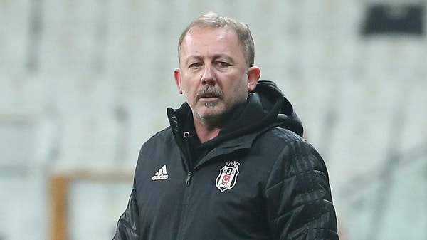 Teknik direktörlük için yönetimin aklındaki ilk isim ise Beşiktaş'ta hem futbolcu hem de teknik direktör olarak şampiyonluk yaşamış olan Sergen Yalçın.