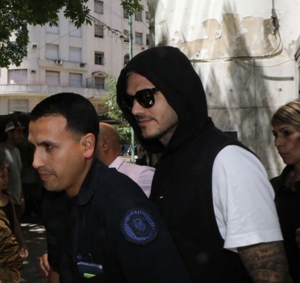 Tartışmalı bir boşanma süreci yaşayan Icardi'nin psikolojik kontrolden geçmesi basının ilgilisini çekti. Hukuki süreçte Icardi, psikolojik değerlendirmelerden geçmek üzere Buenos Aires'teki şehir adliyesine gitti.