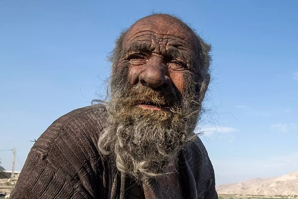 96 yaşına kadar bu yaşam tarzını sürdüren Haji, çevresindeki insanların sürekli olarak onu yıkanmaya ikna etme çabalarına rağmen temizlenmeyi reddetti.