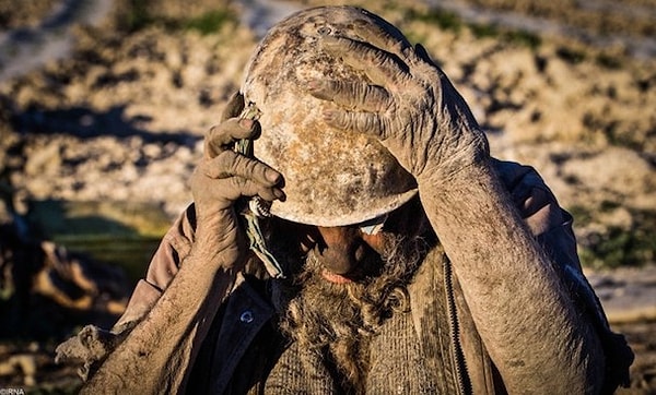 Haji, yaşamının son yıllarını köydeki bir çukurda ve yerel halk tarafından yapılan tuğla bir barakada geçirdi. İlginç yaşam tarzı, 2013 yapımı The Strange Life of Amou Haji adlı kısa bir belgesele konu oldu.