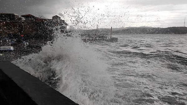 Uyarının devamında Kuzey Ege'nin kuzey bölgesinde yarın ilk saatlerden itibaren kuzey ve kuzeydoğudan 6 ila 8 kuvvetinde (50-75 km/saat) fırtına şeklinde, Güney Ege’nin kuzeyinde güney ve güneydoğudan 6 ila 8 kuvvetinde (50-75 km/saat) fırtına şeklinde eseceği öngörüldüğü kaydedildi.