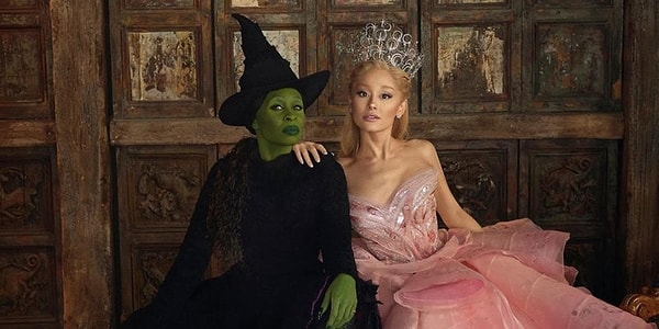 Broadway müzikalinden uyarlanan 'Wicked' filmi dünya çapında vizyona girdi ve sinema eleştirmenlerinden "yılın en iyi müzikali" yorumlarını aldı. Filmin başrolünde Ariana Grande ve Cynthia Erivo oynuyor.