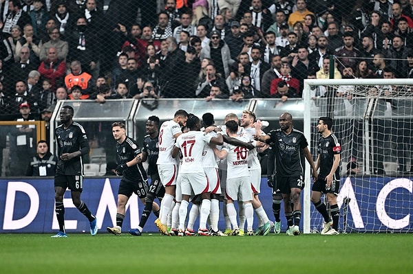 Mart ayında ise Beşiktaş maç kazanamadı. 3 maça çıkan Beşiktaş derbi mağlubiyeti de alarak büyük bir yara aldı.