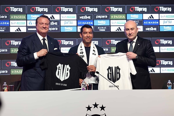 Bol hoca değişimli sezonun ardından Beşiktaş yeni sezona Giovanni van Bronckhorst'la anlaşarak başladı.