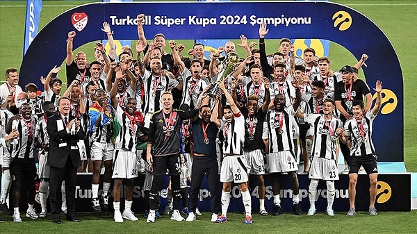 Beşiktaş, Ağustos ayına ve bir nevi yeni sezona tarihi bir zaferle başladı. Beşiktaş, Galatasaray'ı 5-0 yenerek camiaya güzel bir hediye verdi. Avrupa kupalarında da Beşiktaş, Lugano galibiyetleriyle tur atlayarak Avrupa Ligi'nde lig aşamasına kalmayı başardı. Ligde de ikide ikiyle iyi başlangıç vardı.