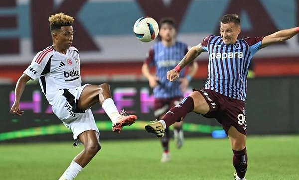 Beşiktaş, Eylül ayında Avrupa'da sallansa da ligde yoluna devam etti. Trabzonspor'u 10 kişi kalmasına rağmen yenemese de futbol ümit vermeye devam etti.