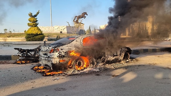 Suriye'de Esed rejimi karşıtı silahlı gruplar, Halep ve İdlib illerinin ardından, Beşşar Esed rejimi güçlerinin kontrolündeki Hama iline yaklaştı. Esed rejimi güçleriyle 4 gündür çatışan rejim karşıtı gruplar ülkede ilerleyişini sürdürüyor.