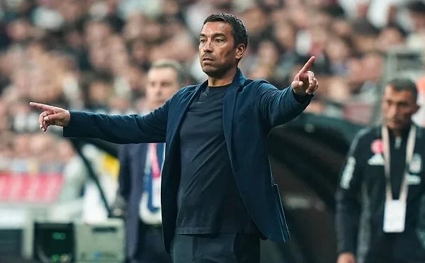 Beşiktaş'ta Giovanni van Bronckhorst ile yolları ayırdı ve yeni hoca arayışına başladı.