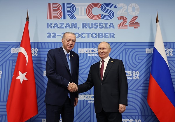 Türkiye ise bir süredir BRICS görüşmelerini sürdürüyor. Son olarak Türkiye'nin partner üyeliğine davet aldığına ilişkin haberler çıkmıştı.