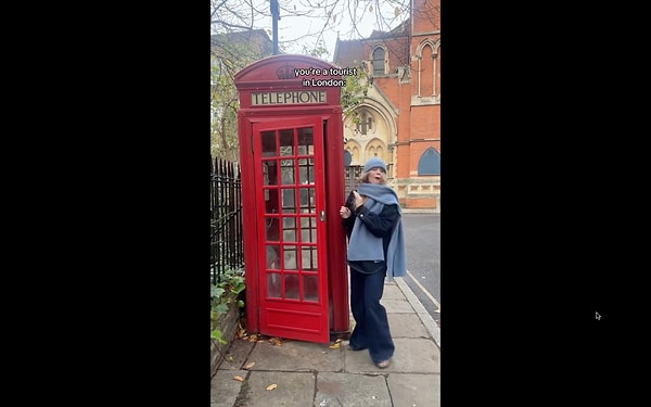 Fakat kötü kokuya dayanamayan kadın kulübeye giremedi. O videoya "Onlar telefon kulübesi değil. Onlar umumi tuvalet" yorumları yapıldı.