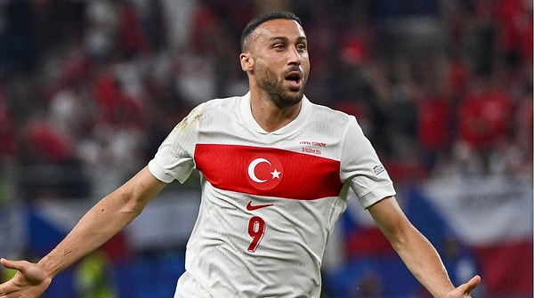 Beşiktaş ve milli takımın önemli isimlerinden biri olan Cenk Tosun bu yaz Fenerbahçe'ye imza atarak büyük bir sürprize imza attı.