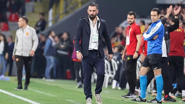 Arda Turan tezahüratları yapan Galatasaray tribününe Arda Turan da tribünlere giderek verdiği selamla karşılık verdi.