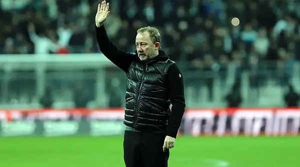 Sergen Yalçın, "Konu futbolun dışına çıkmış durumda. Böyle bir ortamda futbol konuşulamaz. Bu işlerde olan taraftara oluyor. Taraftar bu eziyeti niye çekiyor abi?" dedi.