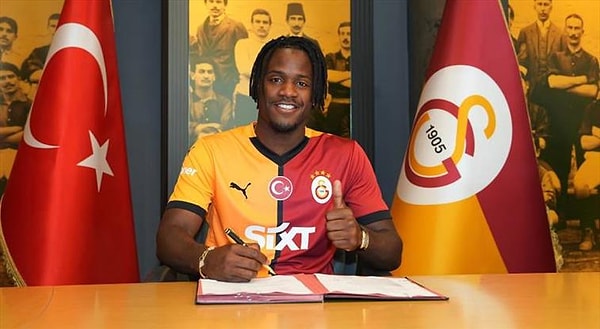 Batshuayi ile Temmuz ayında transferi açan Galatasaray kadro yapılanmasında adım atmakta gecikiyordu. Gecikmenin bedeli ise Ağustos ayında ortaya çıkacaktı.