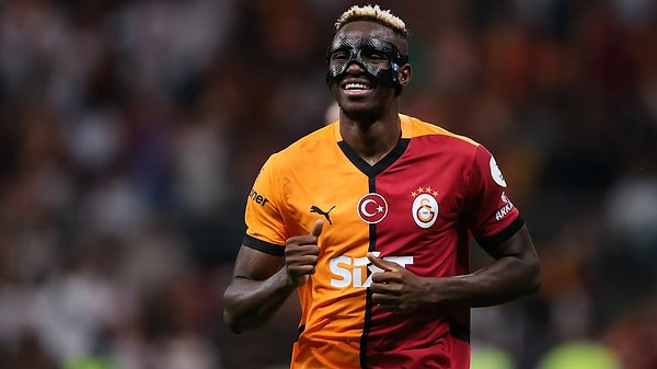 Gelmeyen transferler, karaborsa bilet skandalı derken yönetime istifa çağrıları gelmeye başlamıştı. Tek bir hamle tüm rüzgarı değiştirdi. Galatasaray Osimhen'le hem kendisinin hem ligin kariyerini değiştirdi.