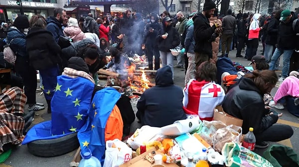 Bu kararın ardından Gürcistan halkı 4 gündür kararı protesto ediyor.