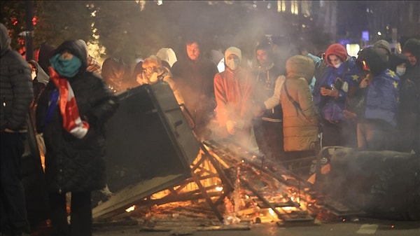 STK'larından Gürcistan Genç Hukukçular Derneği tarafından yapılan yazılı açıklamada, 28 Kasım'dan 1 Aralık'a kadar devam eden gösterilerde şu ana kadar 200 protestocunun gözaltına alındığı aktarılarak, "Hukuki Yardım Ağı'nın çağrı hattına 200'den fazla kişinin gözaltına alındığına dair bilgi ulaştı. Gözaltına alınanlar arasında çocuklar, kadınlar, gazeteciler ve sivil toplum kuruluşlarının temsilcileri bulunuyor" denildi.