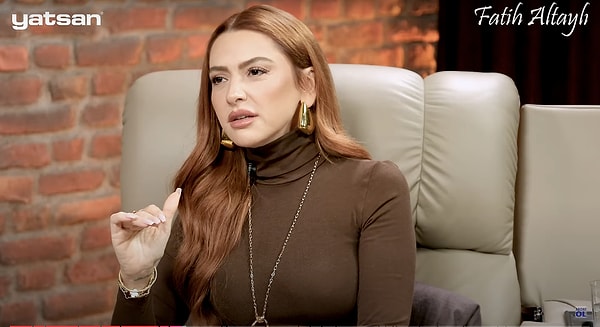 Ancak yüzünden anlaşıldığı üzere Hadise'nin bu vedadan haberi vardı. Yine de henüz isimler belli değil, diyen Hadise'ye Altaylı göndermesini de yaptı.