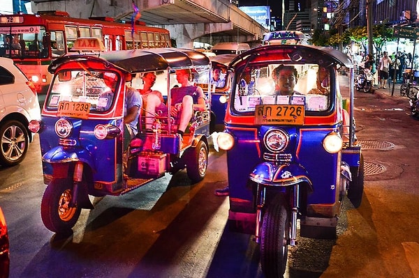 3. Tuktuk’la Bangkok sokaklarında hızlı bir tura çık!