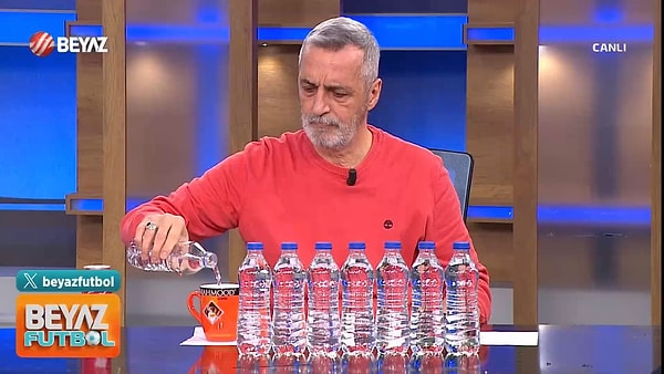 Durmaz, mücadelenin ardından yapılan canlı yayınlanan programa 8 şişe suyla katıldı. Sosyal medya hesabından da "Hayırdır inşallah bu gece çok susuyorum..." dedi. 👇