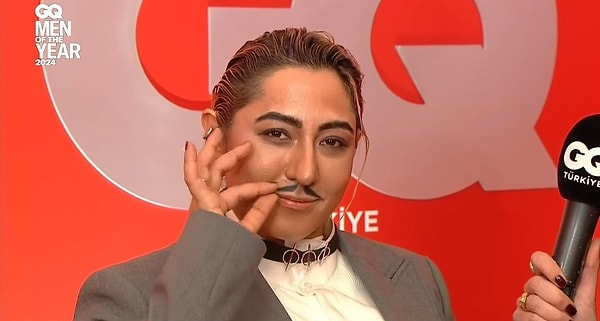 Ne yapsa ayrı bir olay olan Kalben geçtiğimiz saatlerde yılın en prestijli etkinliklerinden biri olan GQ Men of the Year gecesinde görüntülendi. Ancak tarzı herkesi şoke etti.