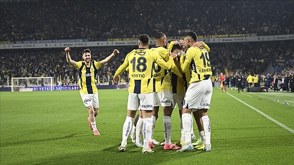 Süper Lig'in 14. haftasında konuk ettiği Gaziantep FK'yi 3-1 yenen Fenerbahçe, lider Galatasaray ile arasındaki puan farkını 3'e indirdi.