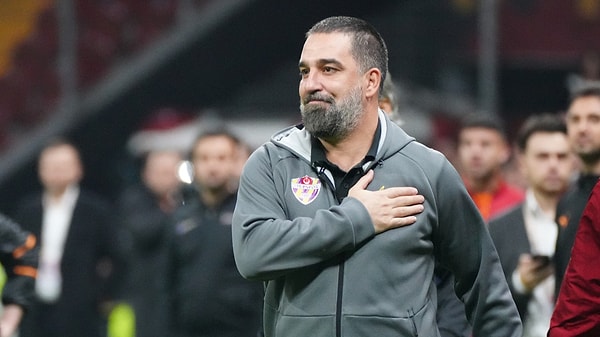 "2 teknik adam var Selçuk İnan ve Arda Turan. Onlar çok iyi futbol oynuyorlar, iyi felsefeleri var büyük takımlardan korkmuyorlar. Sonuç için oynuyorlar. Bu 2 teknik direktörü tebrik ediyorum. İkisi de Galatasaray efsanesi olduğu için eminim ilerde Galatasaray'ı çalıştıracaklardır."